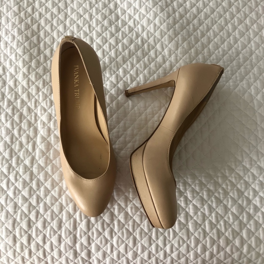 Nude leather pumps
